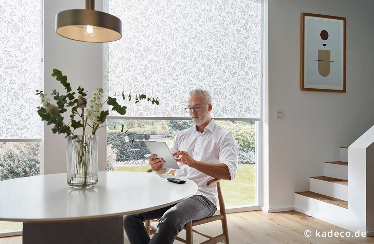 kadeco_rollo_einbaukassette_motorisierung_weiss_muster_closeup